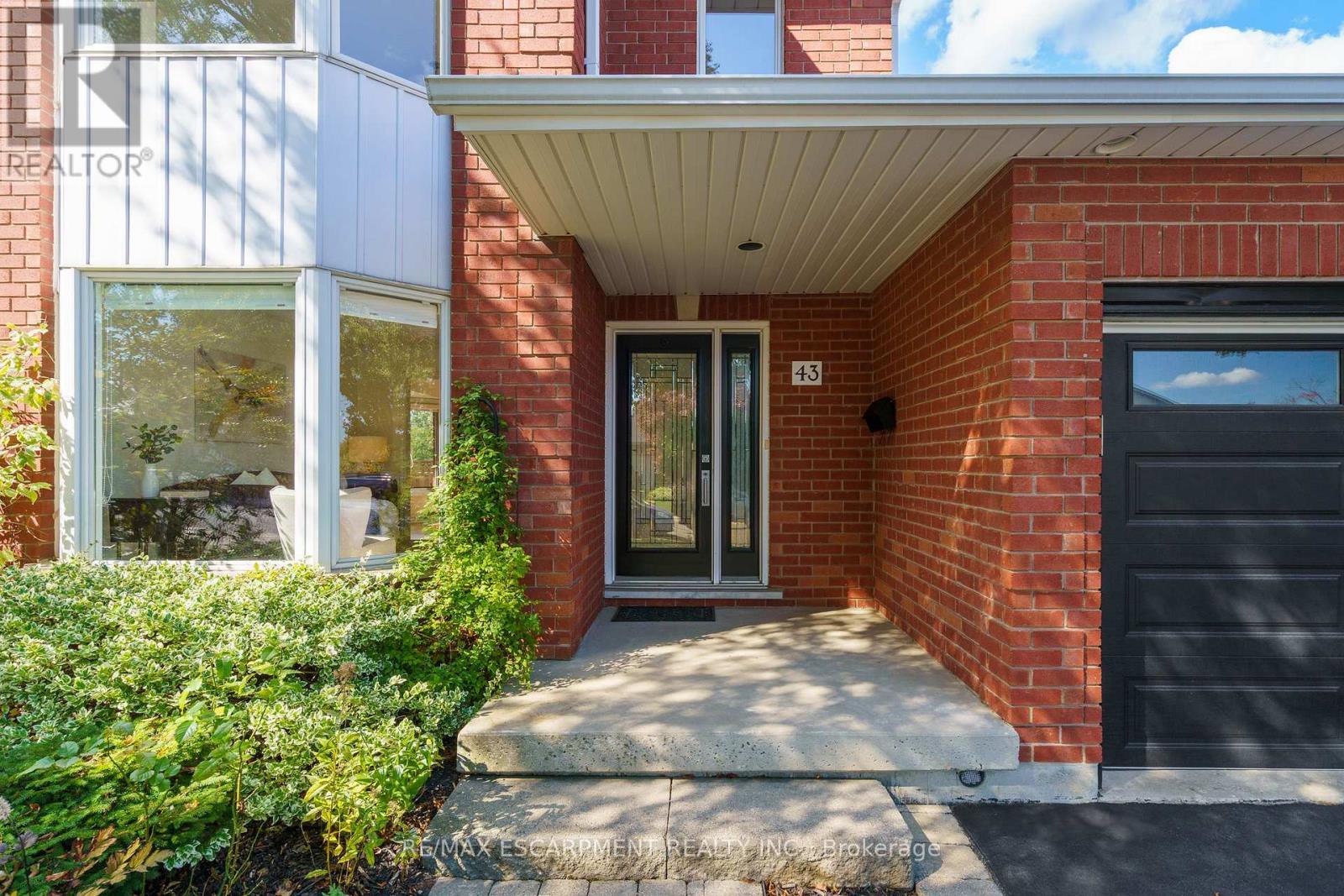 43 Glenayr Street, Hamilton (Gilkson), Ontario  L9C 7J2 - Photo 3 - X12451930