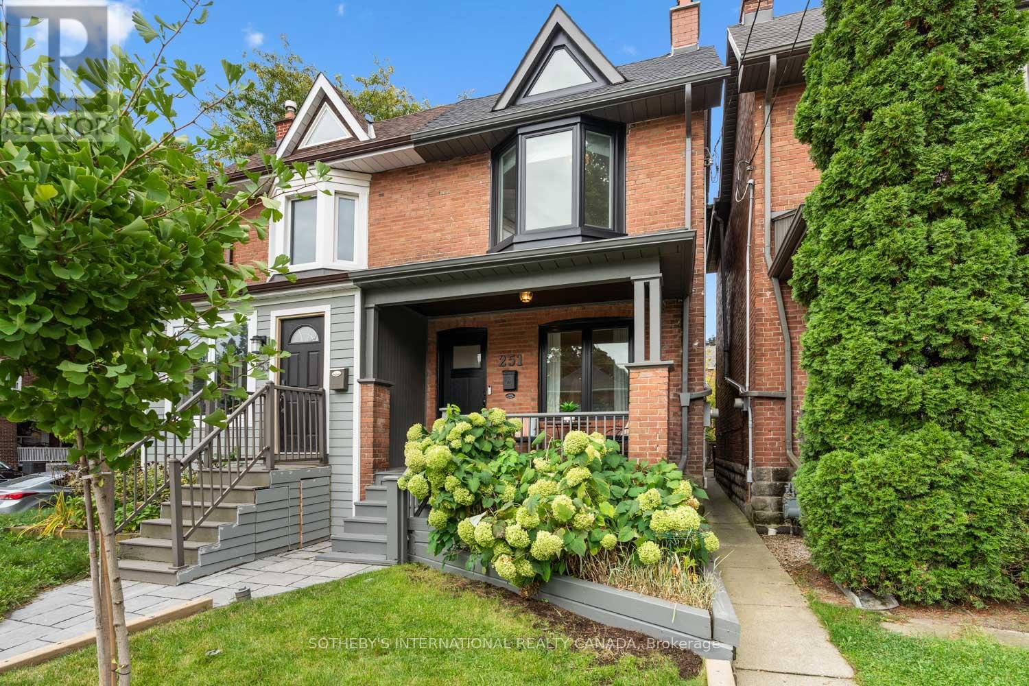 251 BOWOOD AVENUE, Toronto, Ontario
