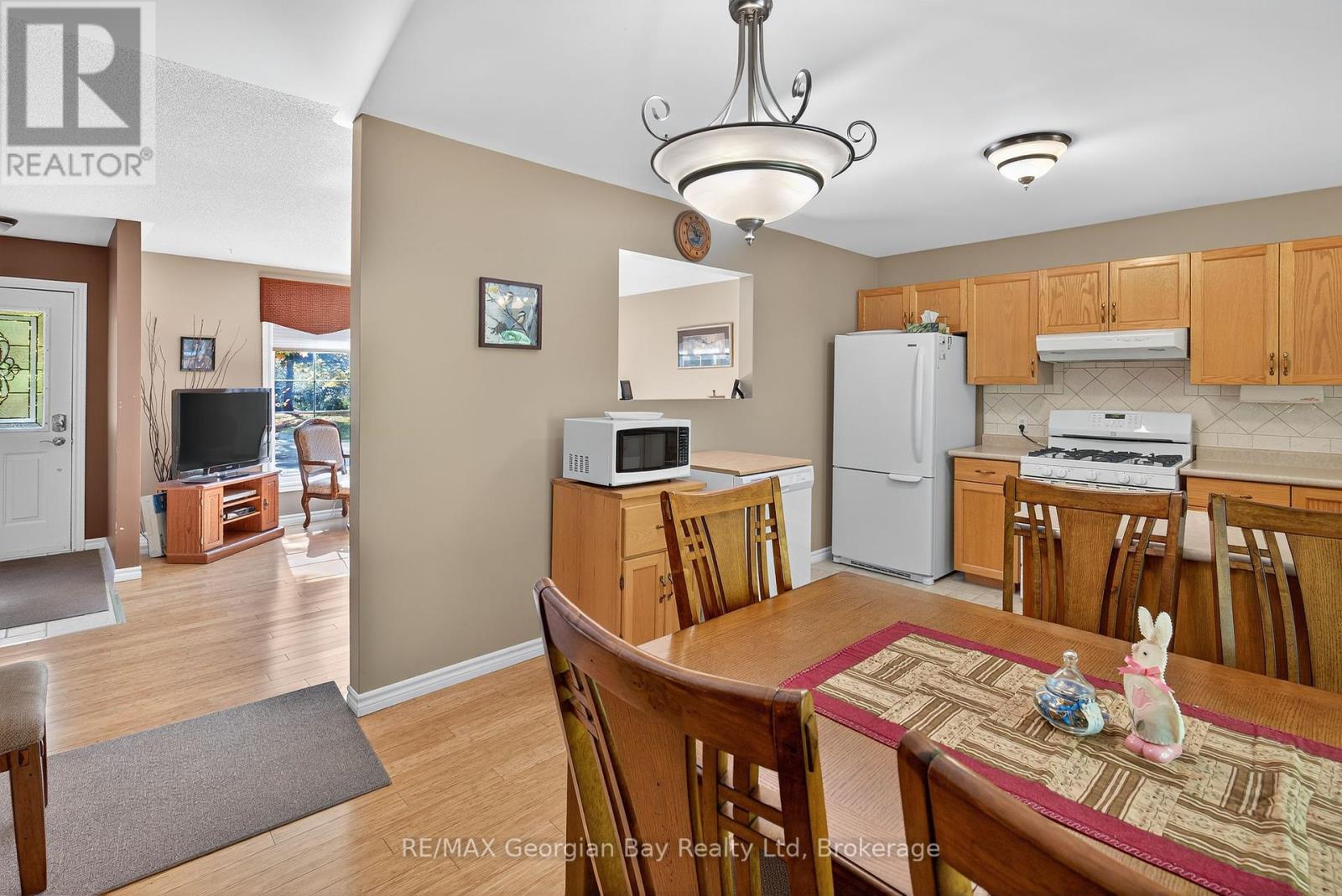 56 Becketts Side Road, Tay, Ontario  L0K 2C0 - Photo 10 - S12452072