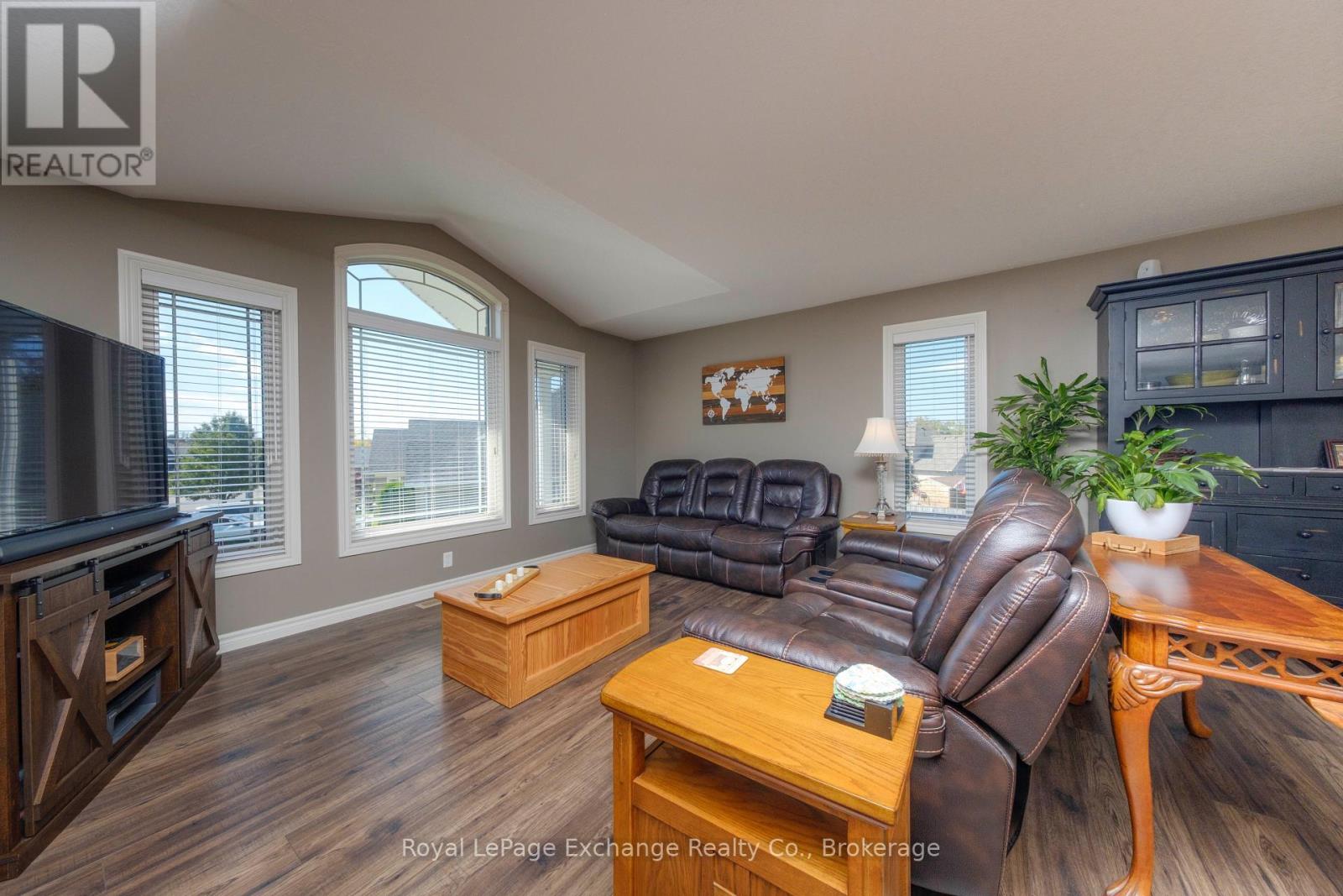 54 Lakefield Drive, Kincardine, Ontario  N2Z 0C9 - Photo 8 - X12452042