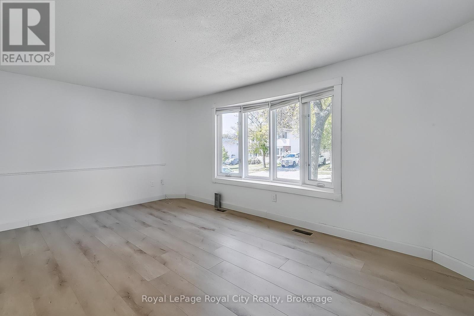 19 Leacock Avenue, Guelph (Grange Road), Ontario  N1E 6P9 - Photo 3 - X12452049