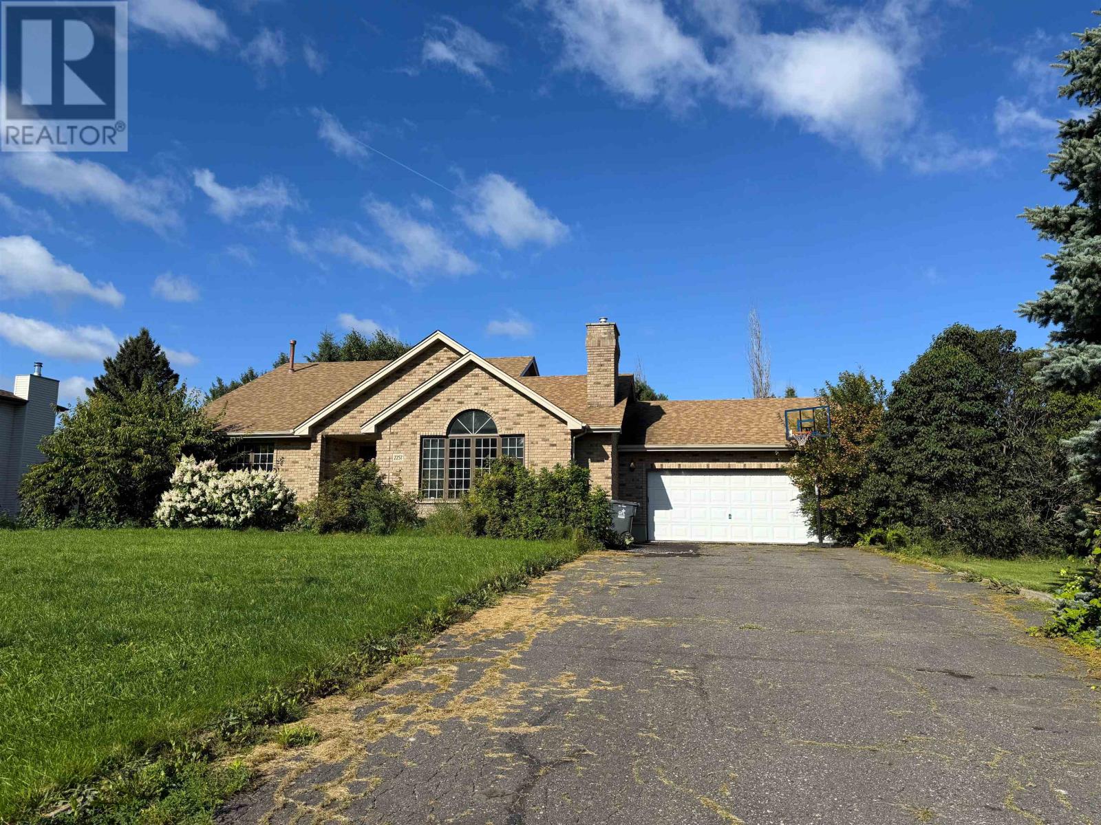 2257 Lacewood DR, Thunder Bay, Ontario
