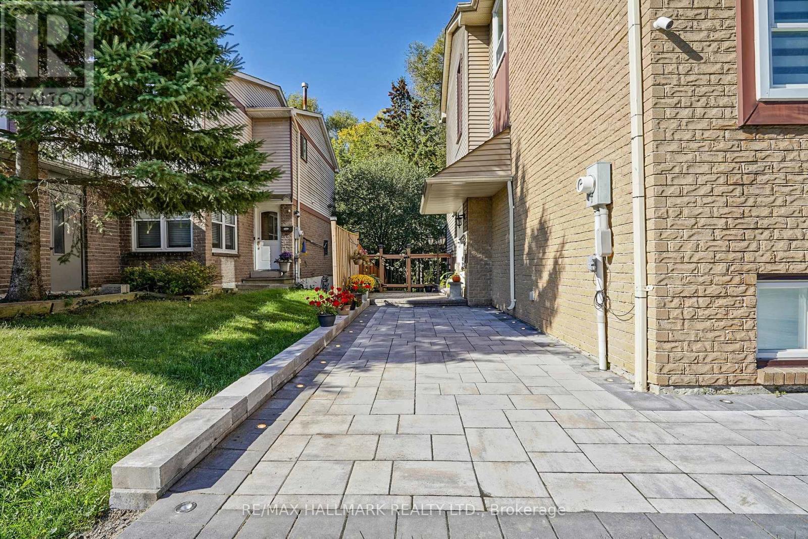 6 Wiles Court, Aurora, Ontario  L4G 3N5 - Photo 4 - N12451990
