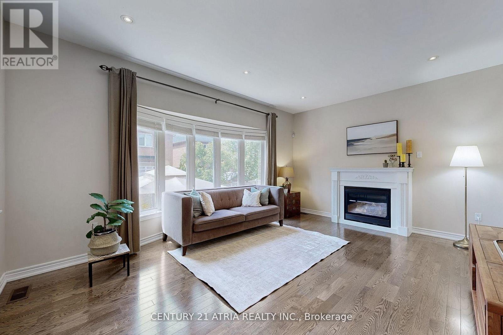 24 Gannett Drive, Richmond Hill, Ontario  L4E 0E9 - Photo 2 - N12451999