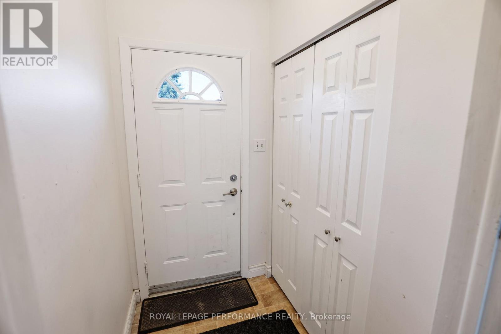 142 Meadowlands Drive W, Ottawa, Ontario  K2G 2S4 - Photo 4 - X12452125