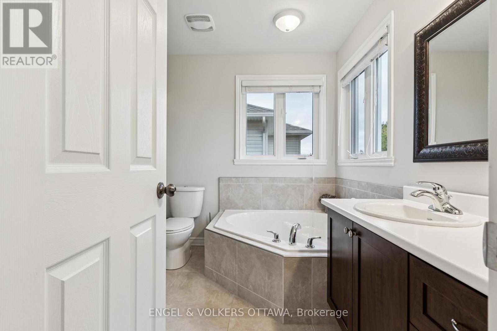 161 Des Pins Street, Russell, Ontario  K4R 0B9 - Photo 23 - X12452146