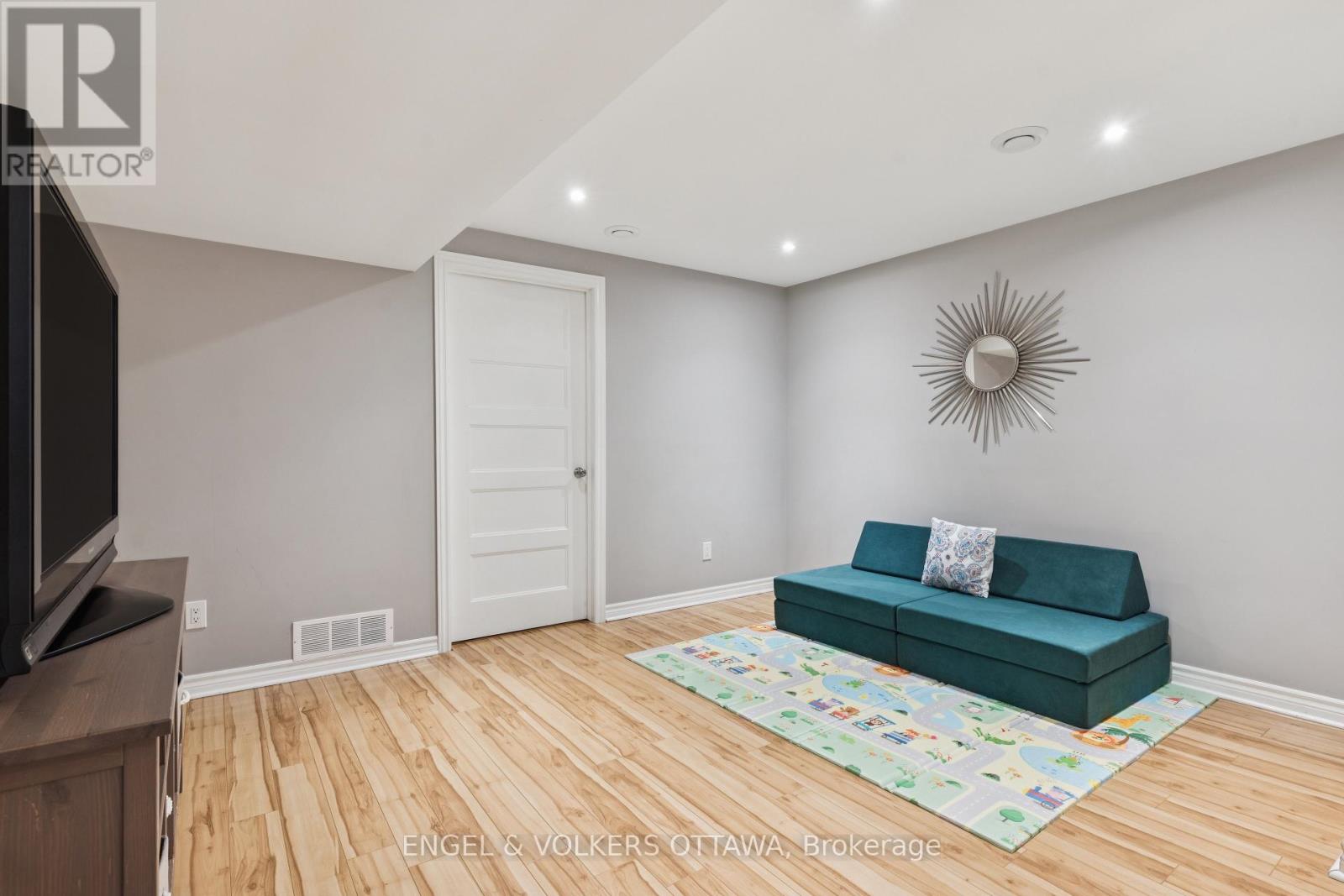 161 Des Pins Street, Russell, Ontario  K4R 0B9 - Photo 33 - X12452146