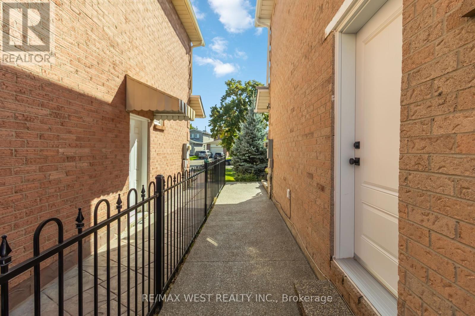 440 Bluesky Crescent, Mississauga, Ontario  L5R 2R9 - Photo 39 - W12446066
