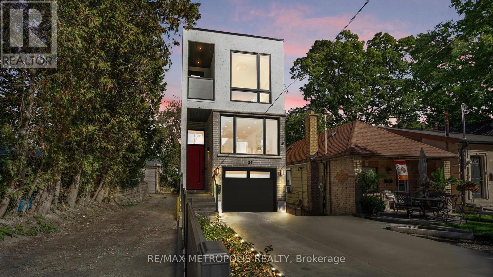 39 KENWORTHY AVENUE, Toronto, Ontario