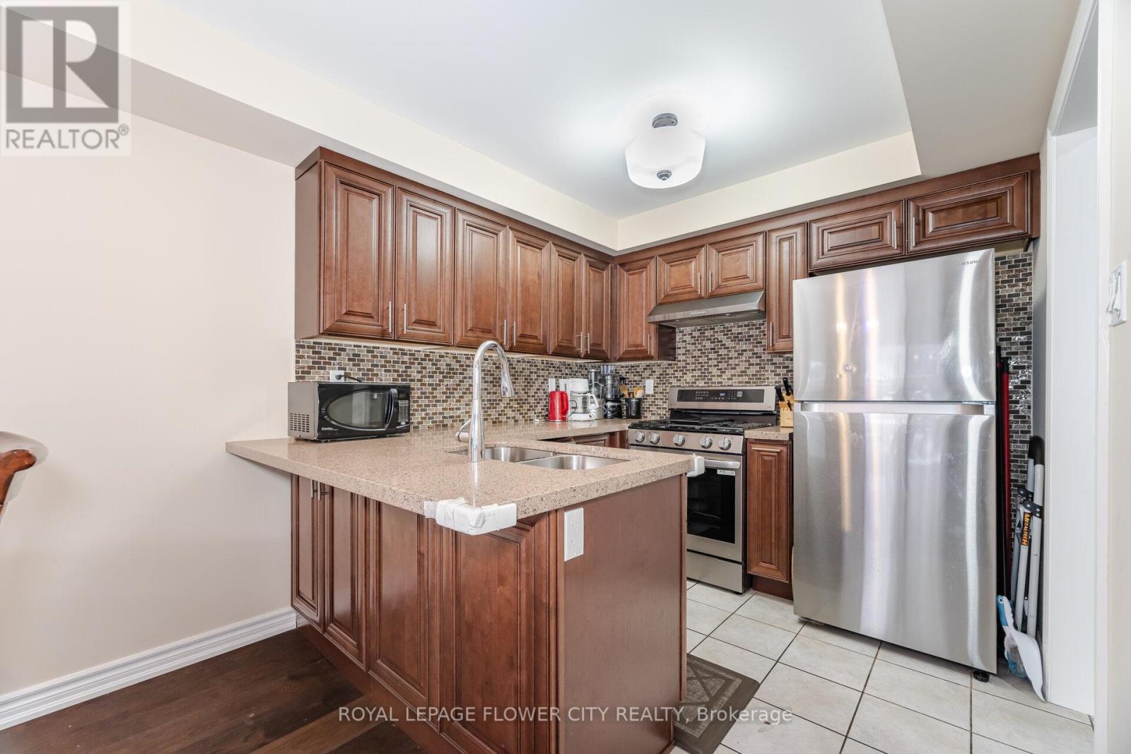 68 Denton Circle, Vaughan, Ontario  L6A 2N4 - Photo 11 - N12419790