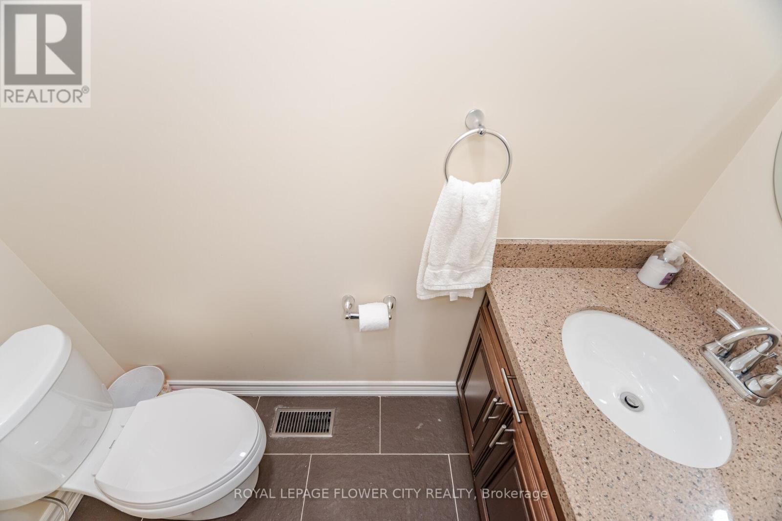 68 Denton Circle, Vaughan, Ontario  L6A 2N4 - Photo 14 - N12419790
