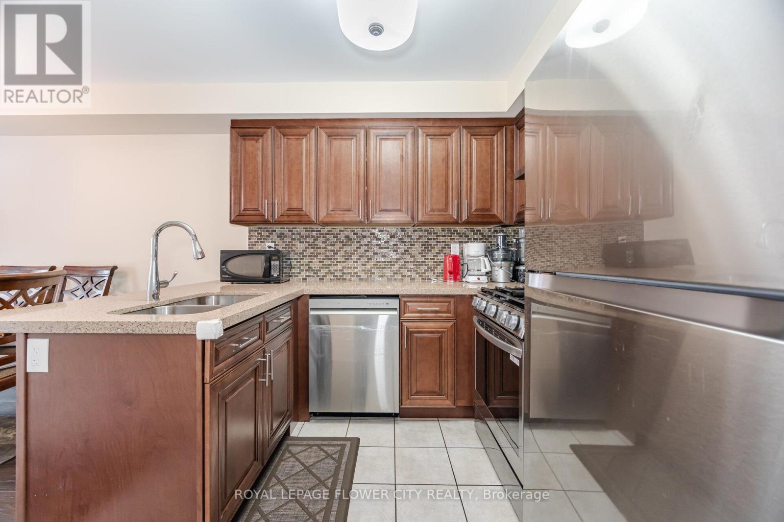 68 Denton Circle, Vaughan, Ontario  L6A 2N4 - Photo 12 - N12419790