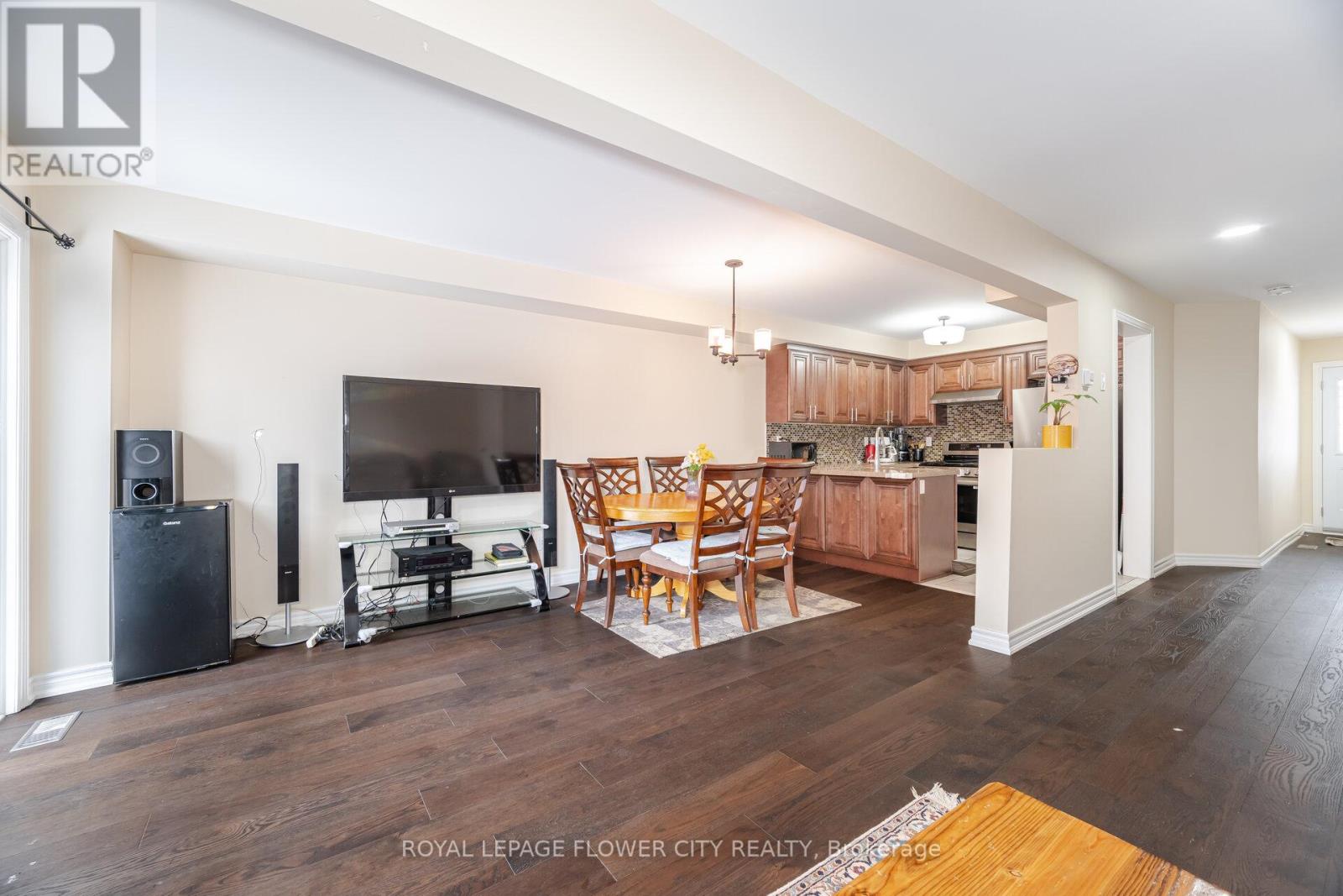 68 Denton Circle, Vaughan, Ontario  L6A 2N4 - Photo 8 - N12419790