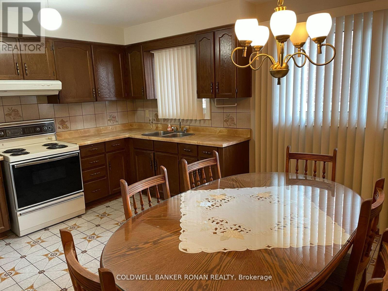 74 Minglehaze Drive, Toronto, Ontario  M9V 4W9 - Photo 4 - W12452009