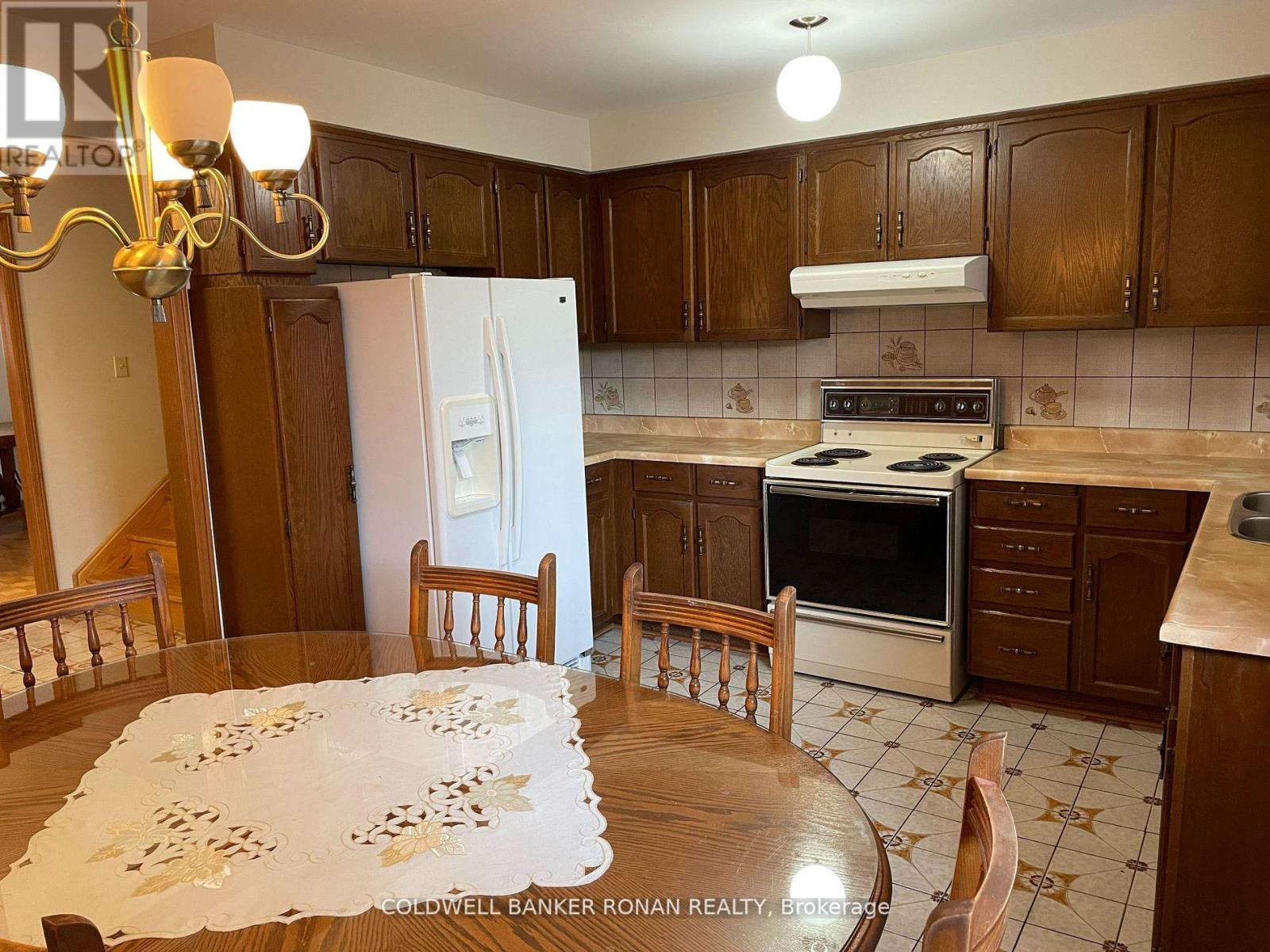 74 Minglehaze Drive, Toronto, Ontario  M9V 4W9 - Photo 5 - W12452009