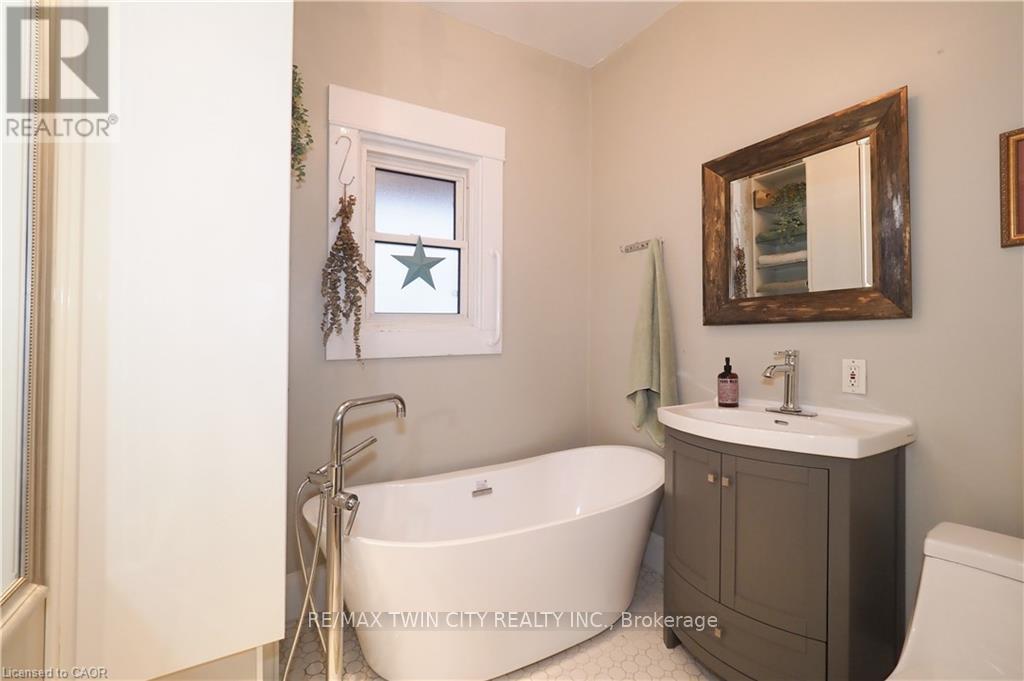 76 Wellington Street, Cambridge, Ontario  N1R 3Y7 - Photo 30 - X12451998
