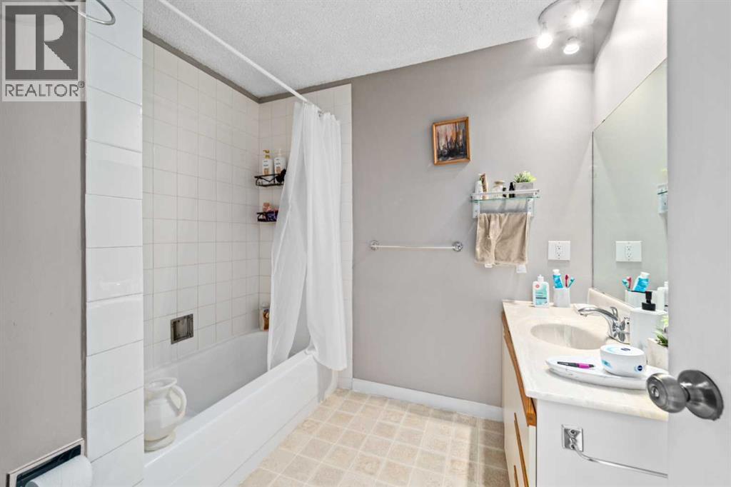 7827 Hunterquay Road Nw, Calgary, Alberta  T2K 4T8 - Photo 14 - A2263143