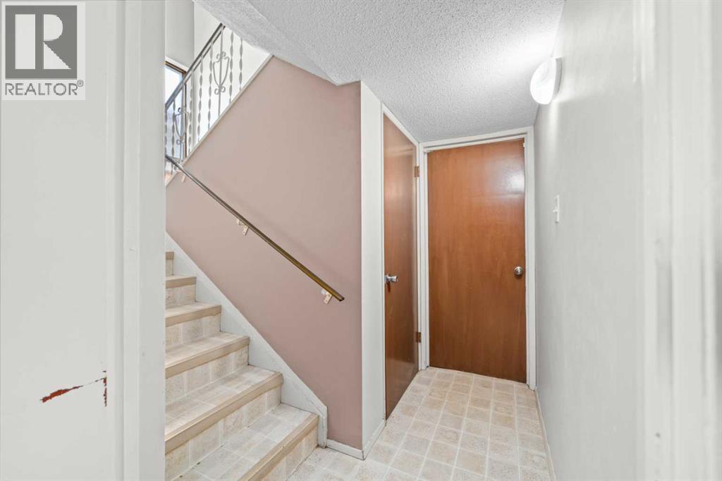 7827 Hunterquay Road Nw, Calgary, Alberta  T2K 4T8 - Photo 15 - A2263143