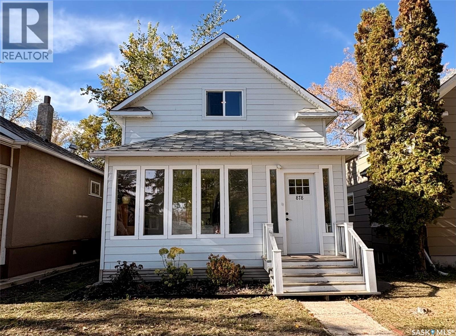 878 4th Avenue Ne, Moose Jaw, Saskatchewan  S6H 1H7 - Photo 1 - SK020233