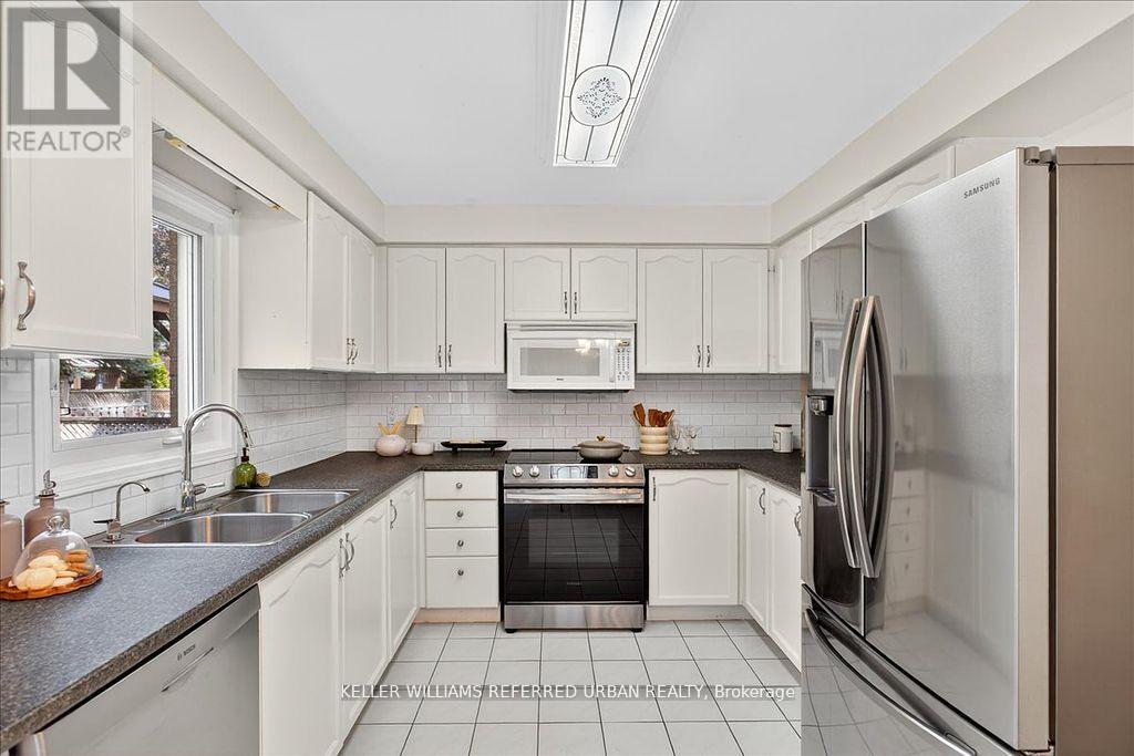 32 Nelson Circle, Newmarket, Ontario  L3X 1R1 - Photo 12 - N12452085