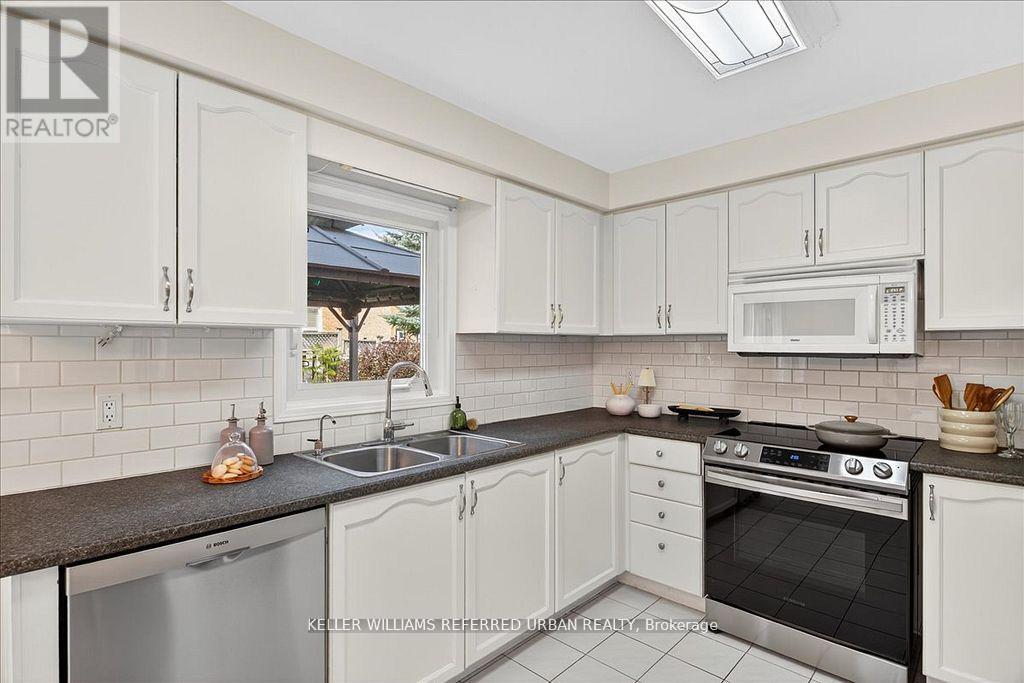 32 Nelson Circle, Newmarket, Ontario  L3X 1R1 - Photo 13 - N12452085