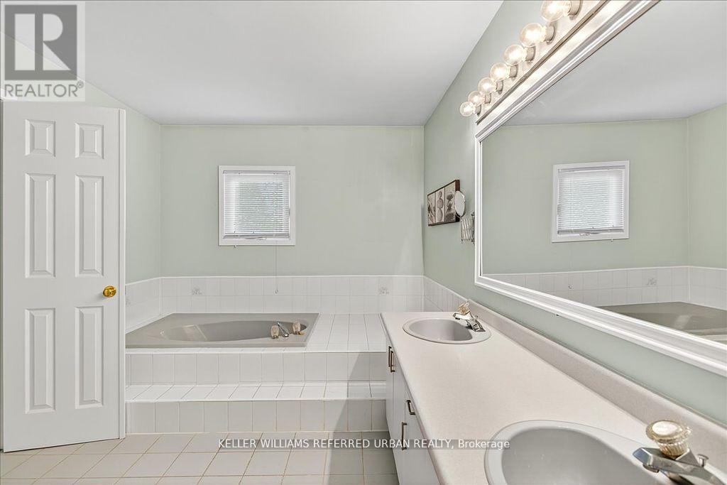 32 Nelson Circle, Newmarket, Ontario  L3X 1R1 - Photo 23 - N12452085