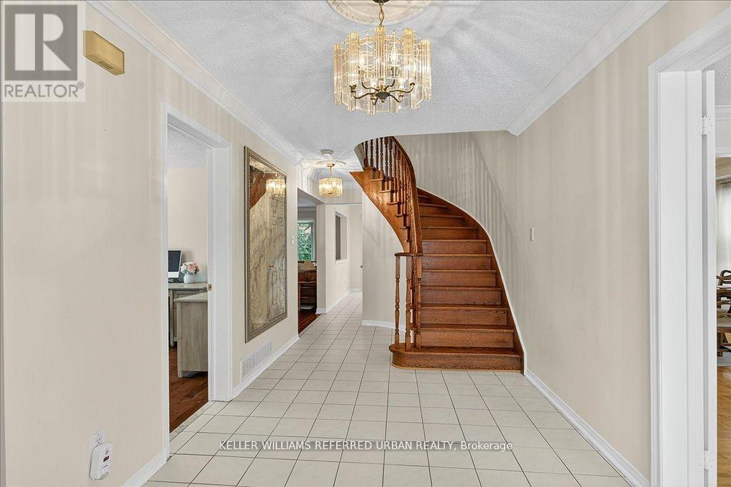 32 Nelson Circle, Newmarket, Ontario  L3X 1R1 - Photo 4 - N12452085