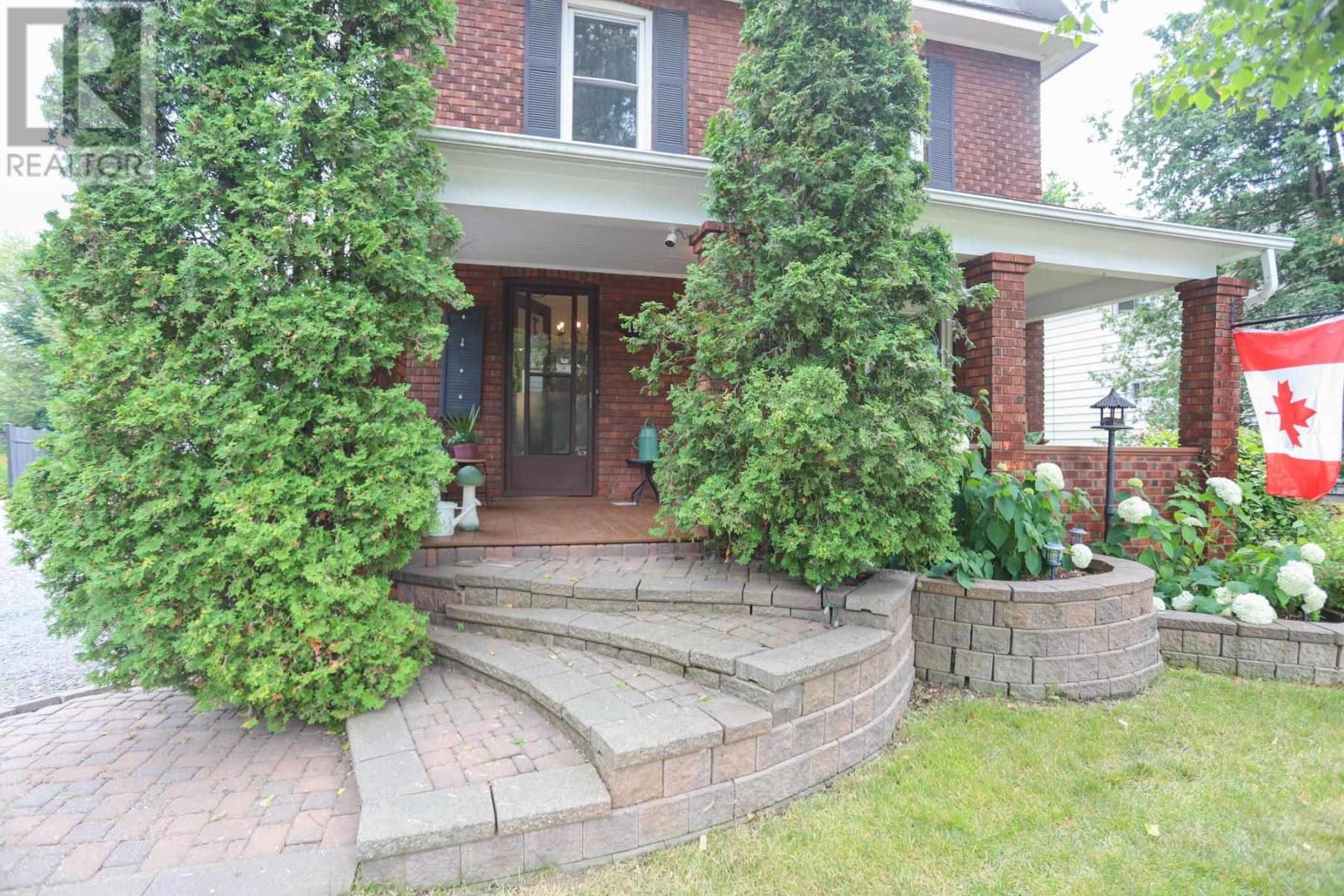 192 Simpson St, Sault Ste. Marie, Ontario  P6A 3V6 - Photo 3 - SM252906