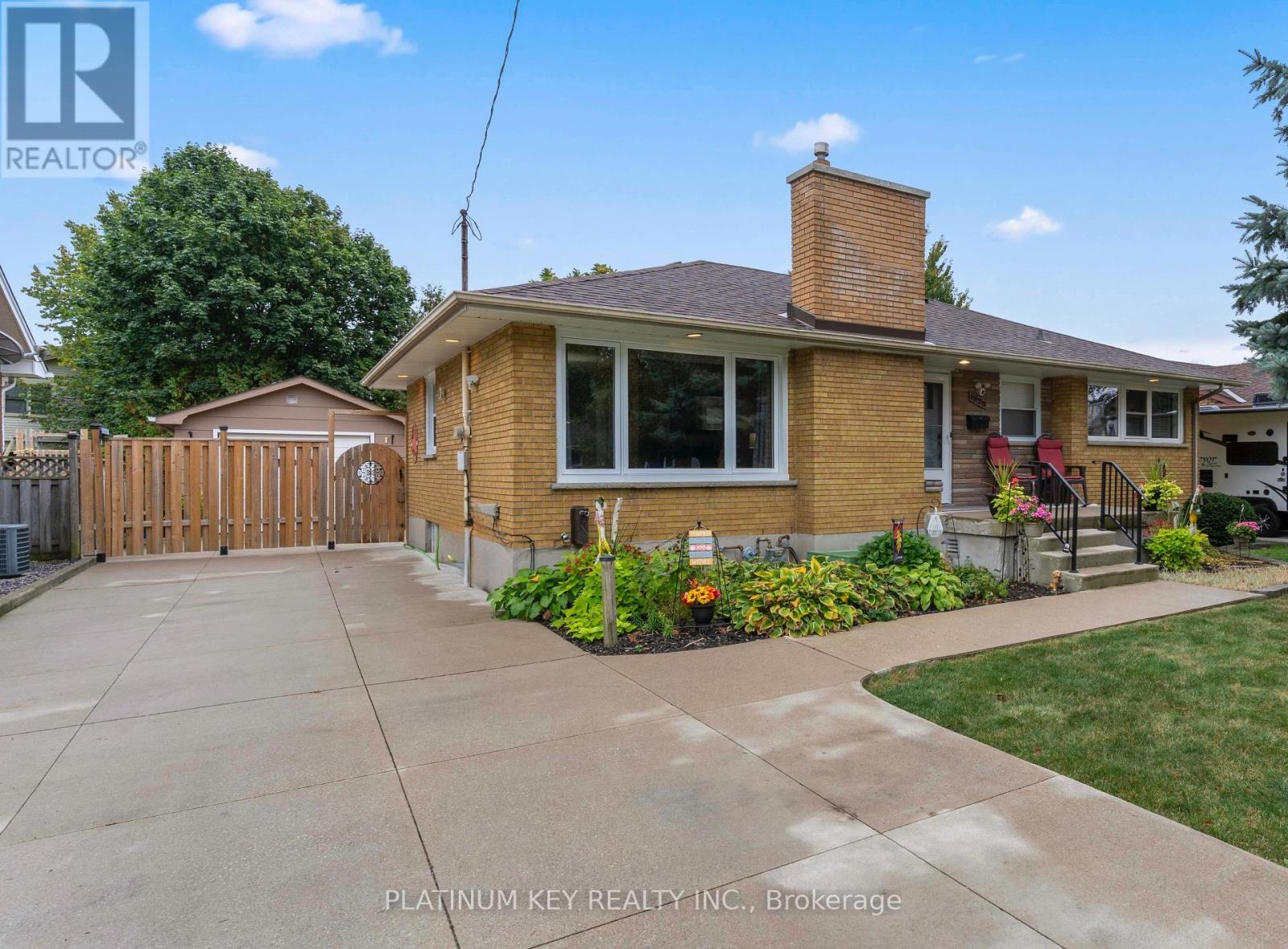 1935 ROYAL CRESCENT, London East, Ontario