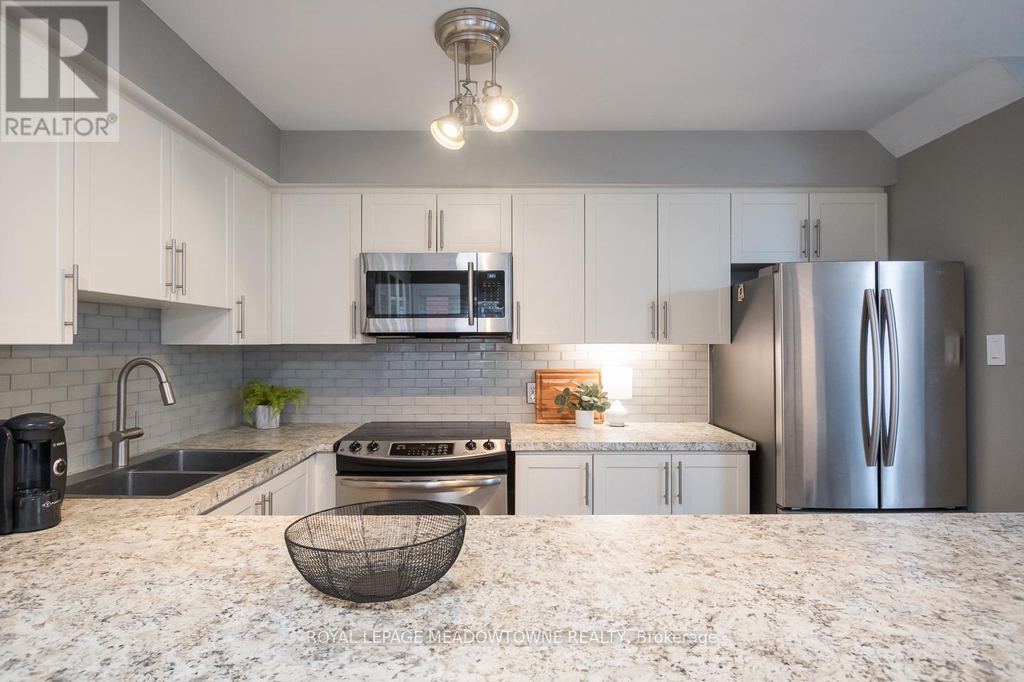 302 - 1701 Lampman Avenue, Burlington, Ontario  L7L 6R7 - Photo 11 - W12452036