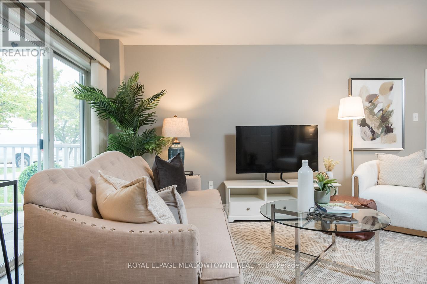 302 - 1701 Lampman Avenue, Burlington, Ontario  L7L 6R7 - Photo 6 - W12452036