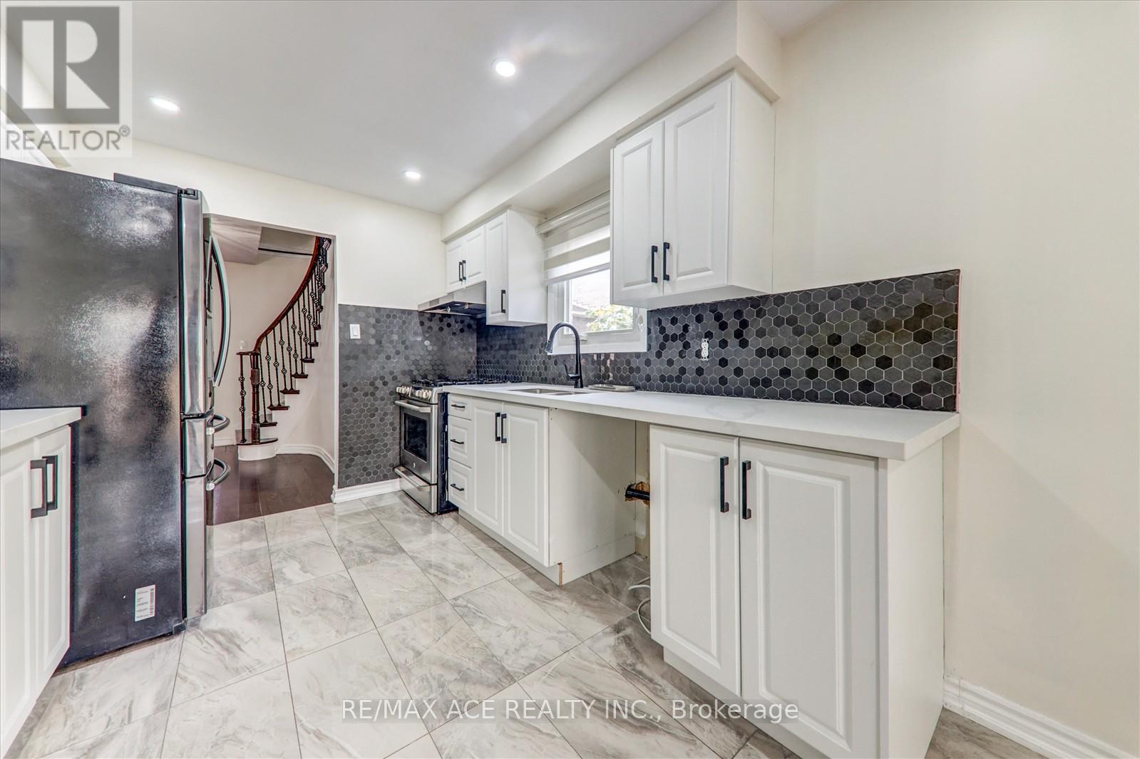 475 Wallenberg Crescent, Mississauga, Ontario  L5B 3M2 - Photo 11 - W12452084