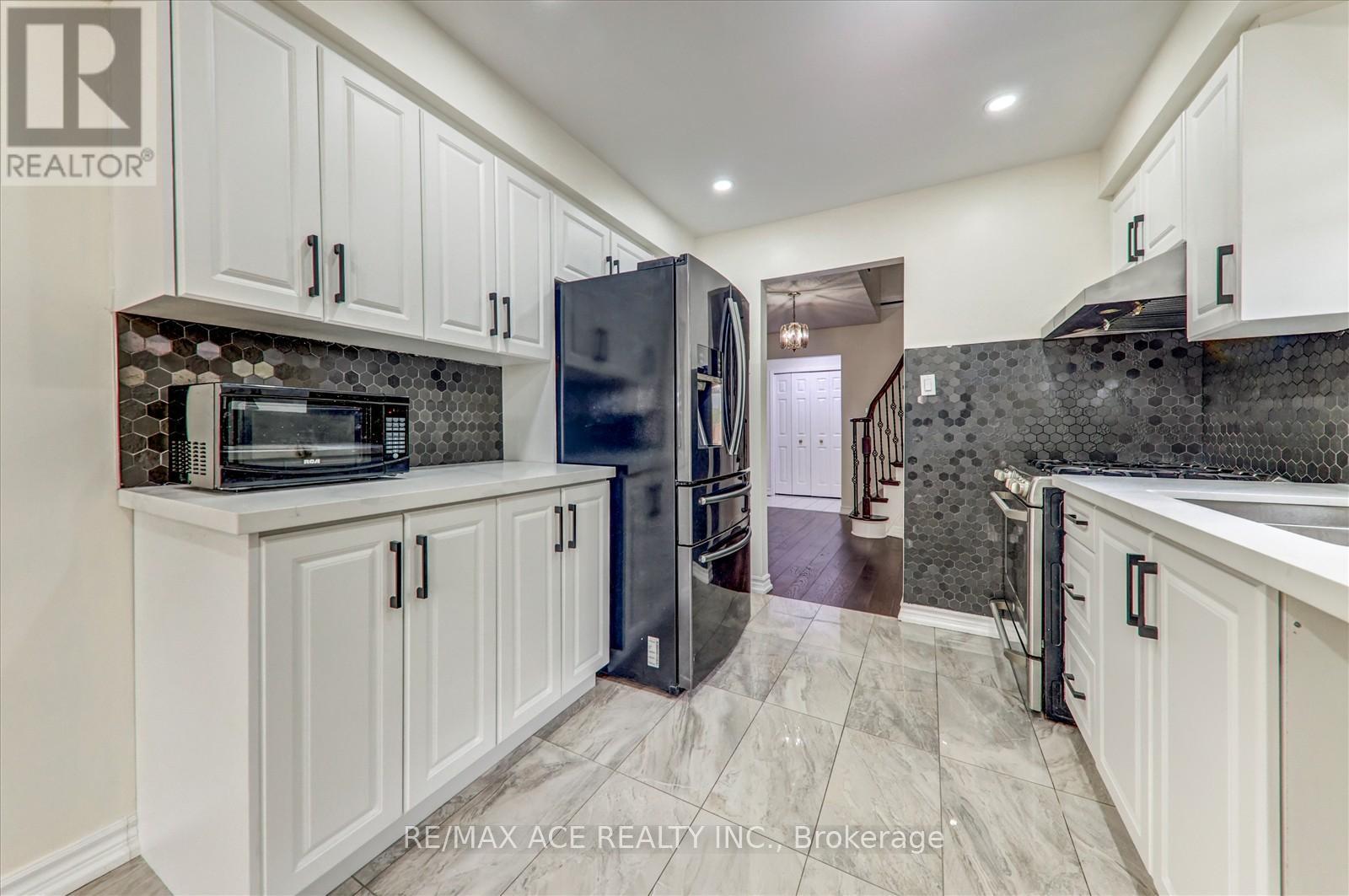 475 Wallenberg Crescent, Mississauga, Ontario  L5B 3M2 - Photo 12 - W12452084
