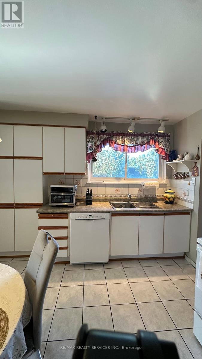 59 Belmont Drive E, Brampton, Ontario  L6T 2K5 - Photo 15 - W12452091