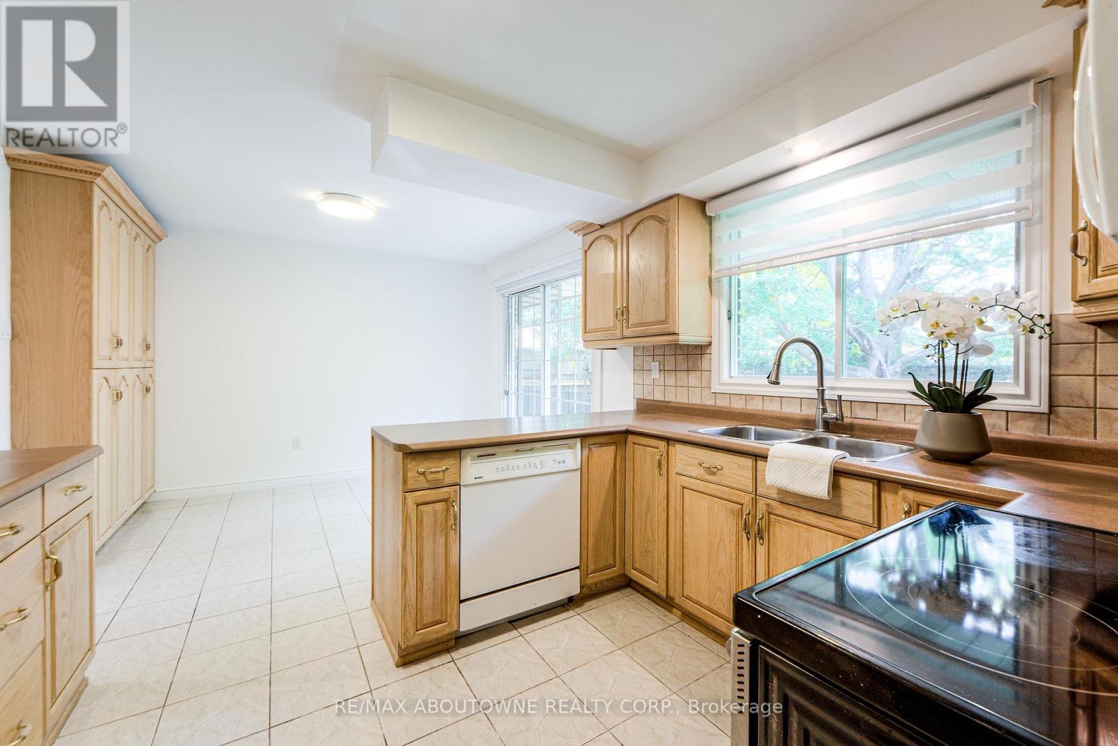 30 Birkbank Drive, Oakville, Ontario  L6J 4Y9 - Photo 10 - W12452096