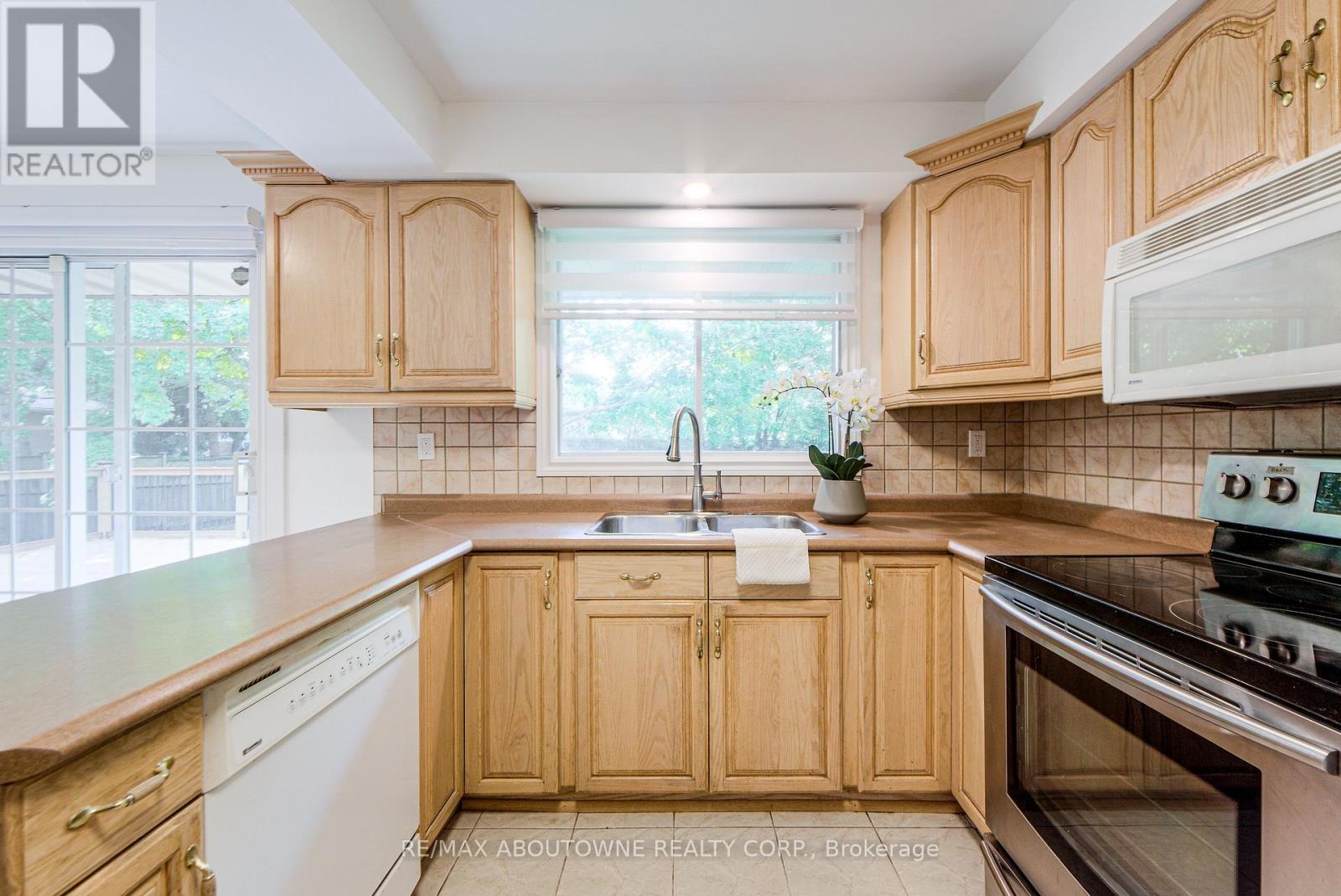 30 Birkbank Drive, Oakville, Ontario  L6J 4Y9 - Photo 11 - W12452096