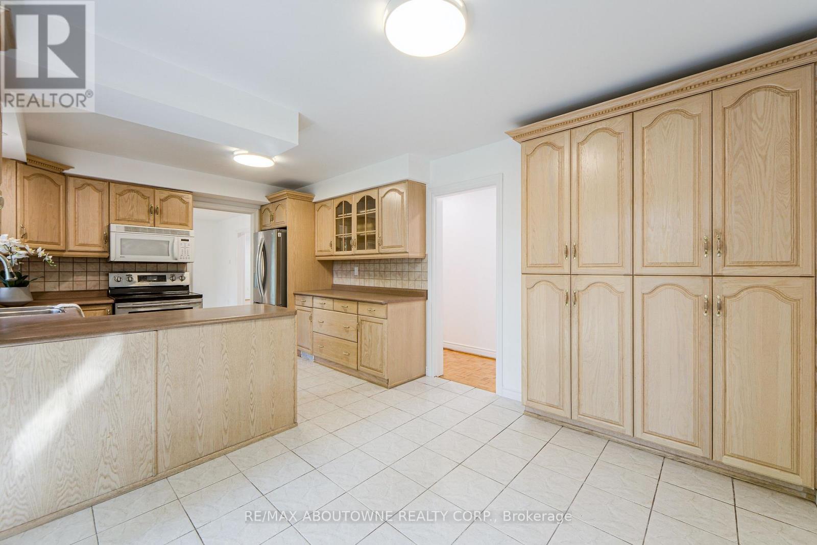 30 Birkbank Drive, Oakville, Ontario  L6J 4Y9 - Photo 12 - W12452096