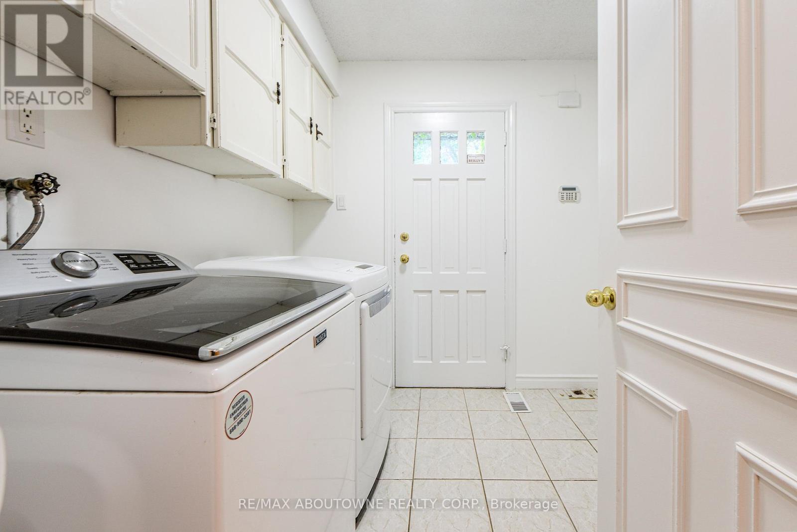 30 Birkbank Drive, Oakville, Ontario  L6J 4Y9 - Photo 15 - W12452096