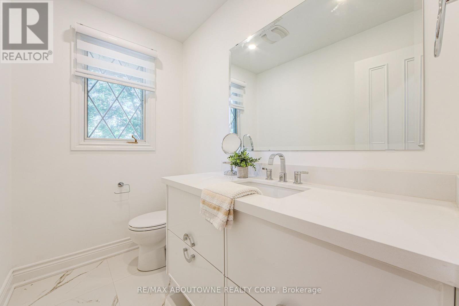 30 Birkbank Drive, Oakville, Ontario  L6J 4Y9 - Photo 16 - W12452096