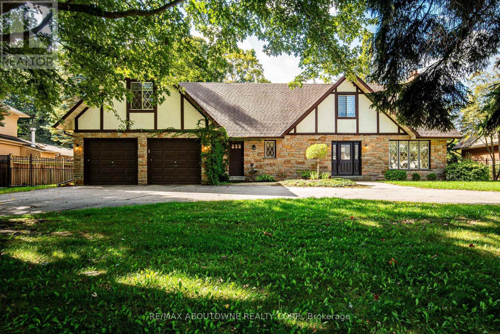 30 Birkbank Drive, Oakville, Ontario  L6J 4Y9 - Photo 2 - W12452096