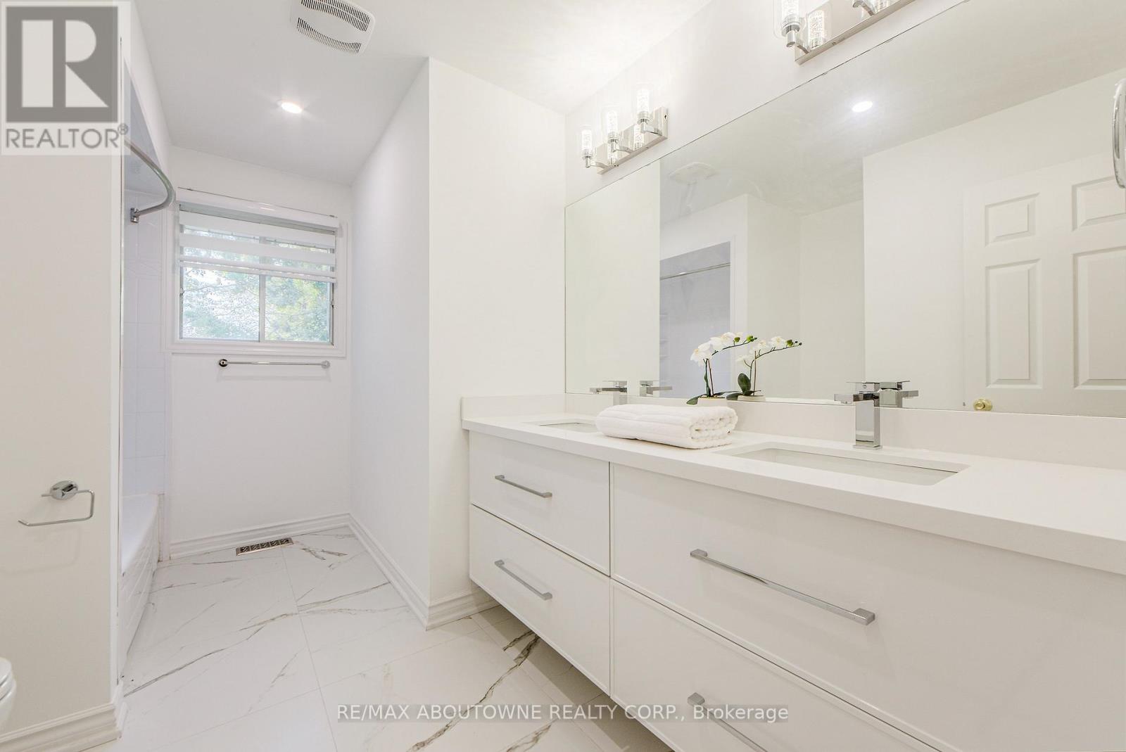 30 Birkbank Drive, Oakville, Ontario  L6J 4Y9 - Photo 22 - W12452096