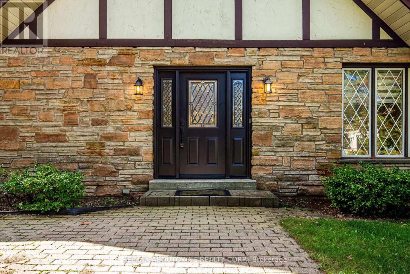 30 Birkbank Drive, Oakville, Ontario  L6J 4Y9 - Photo 4 - W12452096