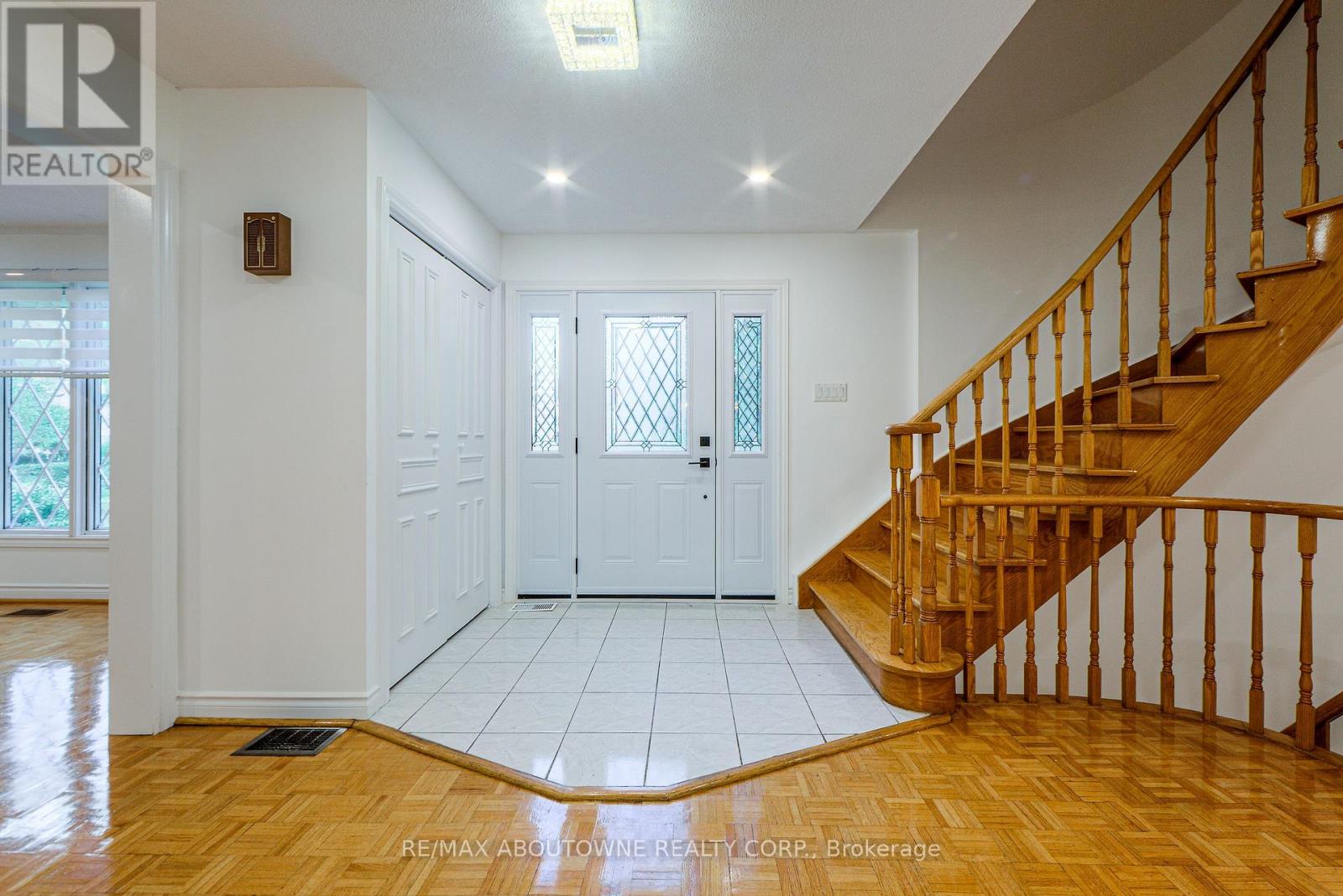 30 Birkbank Drive, Oakville, Ontario  L6J 4Y9 - Photo 5 - W12452096