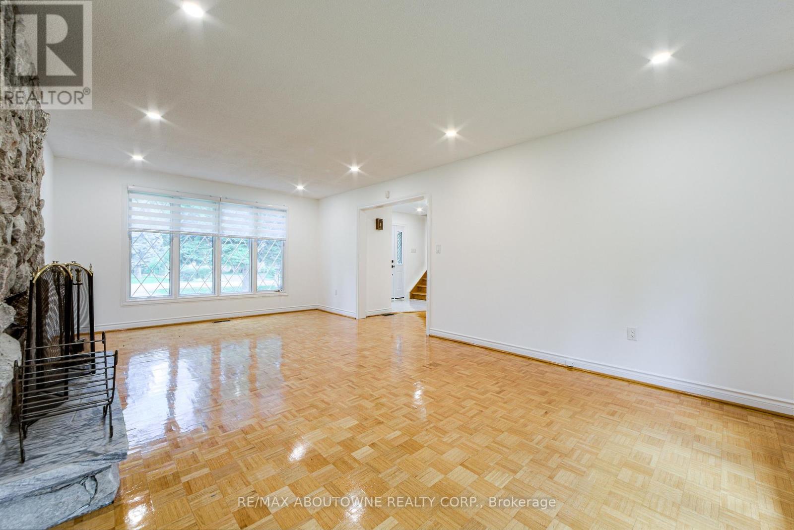 30 Birkbank Drive, Oakville, Ontario  L6J 4Y9 - Photo 7 - W12452096