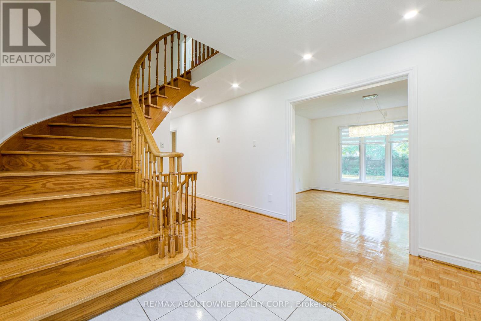 30 Birkbank Drive, Oakville, Ontario  L6J 4Y9 - Photo 8 - W12452096