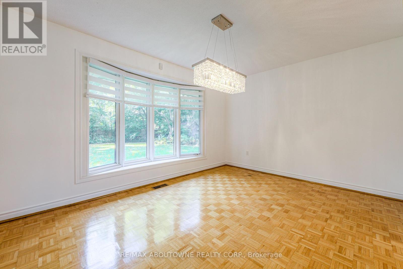 30 Birkbank Drive, Oakville, Ontario  L6J 4Y9 - Photo 9 - W12452096