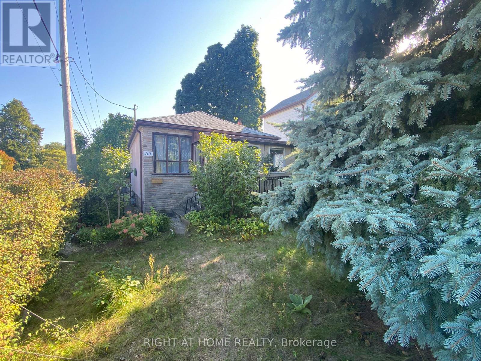 33 WANISKA AVENUE, Toronto, Ontario