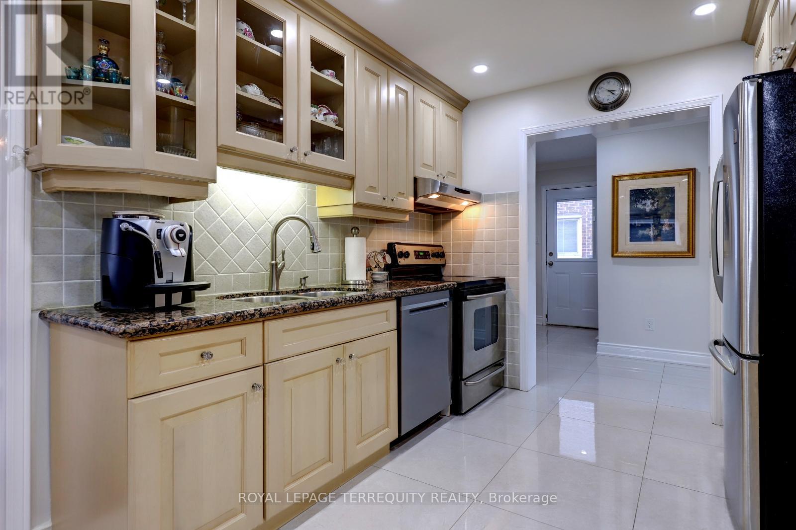 45 Princeton Terrace, Brampton, Ontario  L6S 3S4 - Photo 8 - W12452105