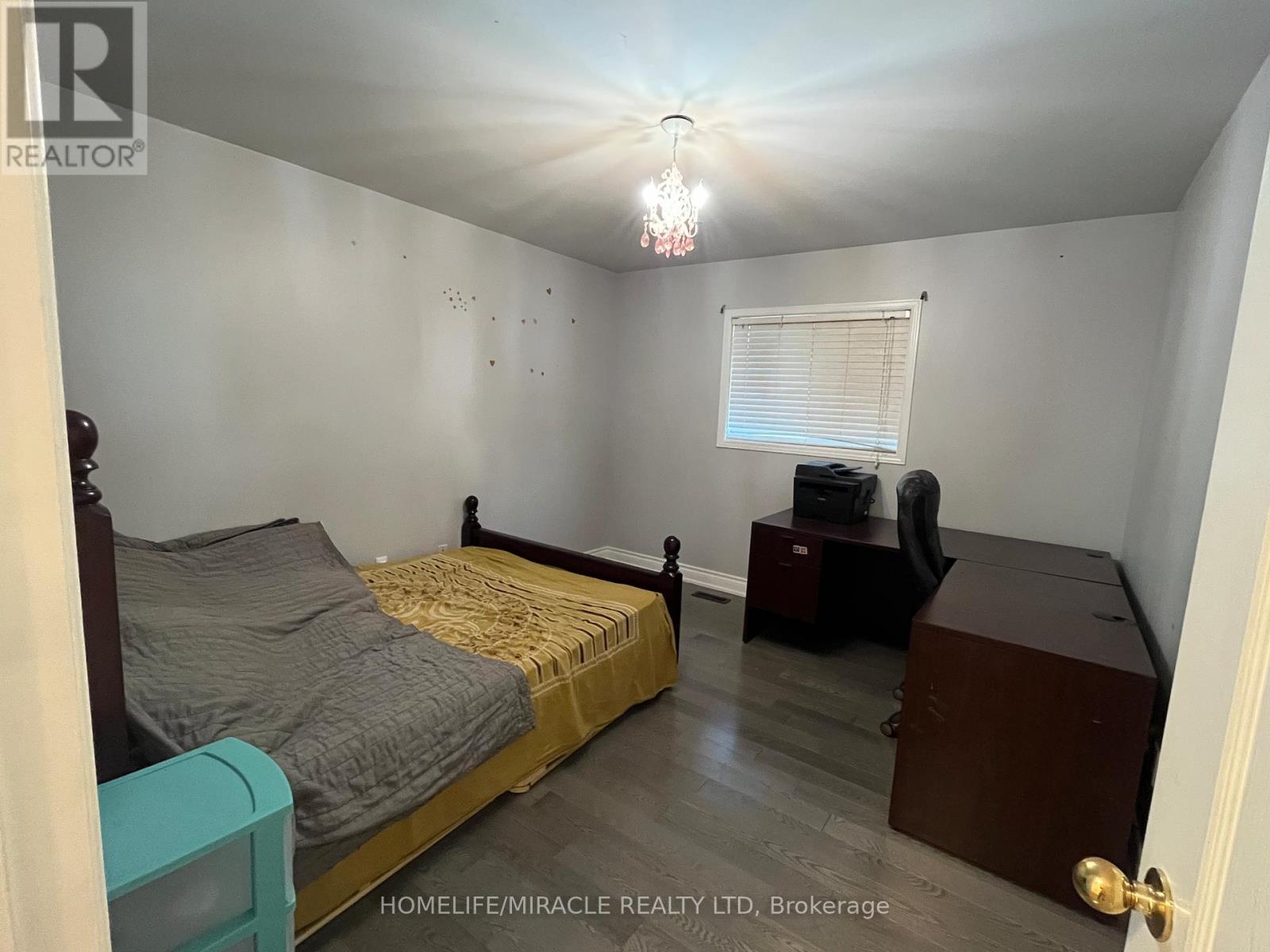 24 Roundstone Drive, Brampton, Ontario  L6X 0K7 - Photo 13 - W12452143