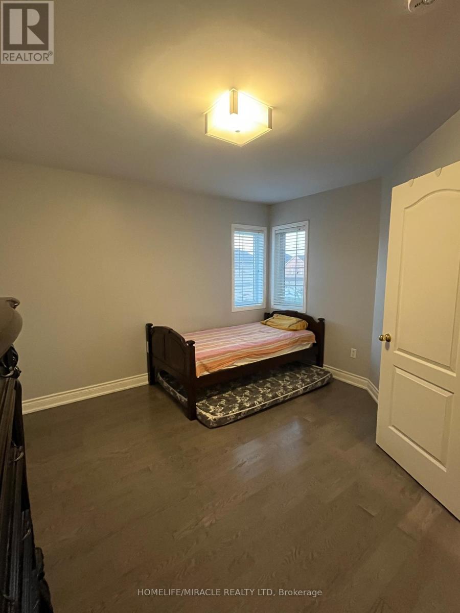 24 Roundstone Drive, Brampton, Ontario  L6X 0K7 - Photo 14 - W12452143